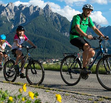 Familienurlaub Toblach Biken in den Dolomiten